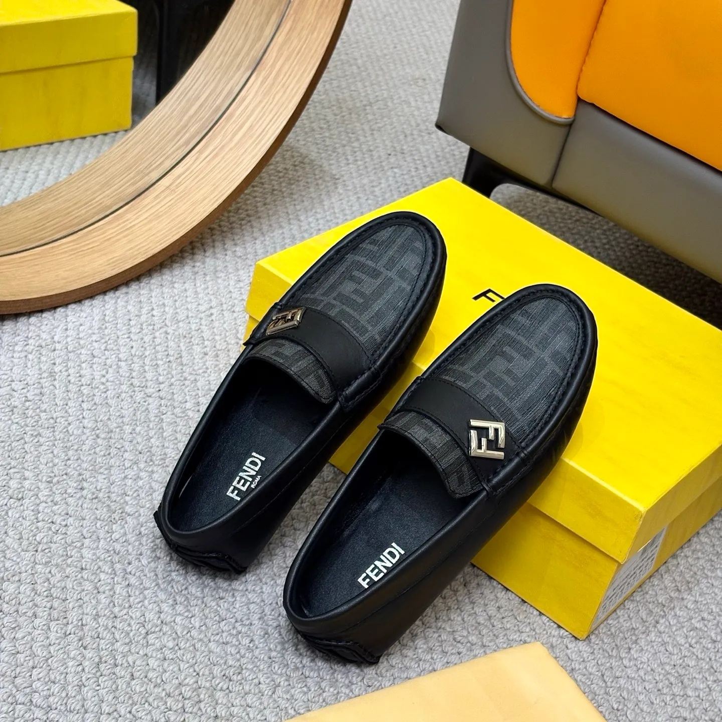 Men's shoes 💰420 [FENDI Fendi] 2⃣️0⃣️2⃣️5️⃣New Milan men's fashion lazy catwalk style ✅ fashionable casual beanie shoes, imported calfskin fabric, super smooth texture, sweat-absorbent and breathable, (sheepskin lining). Metal LOGO on the shoe body, Medusa avatar, irregular avatar, high-end craftsmanship logo✅ French Loft set foot design style 👟Low-key and elegant, great on-foot effect... Men's shoe size: 38-46 (4-12)